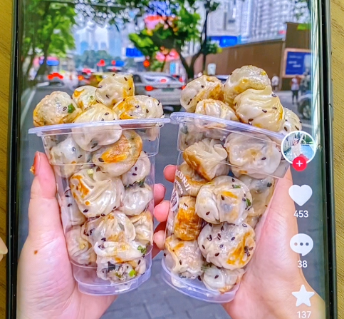 華人老鐵用拇指生煎包機做生煎包，湯汁濃稠、面皮酥脆！
